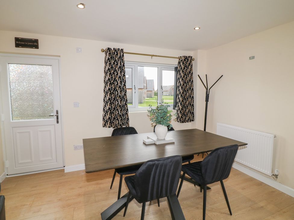 A dining room with a table and chairs at Poker Lodge in Brigg