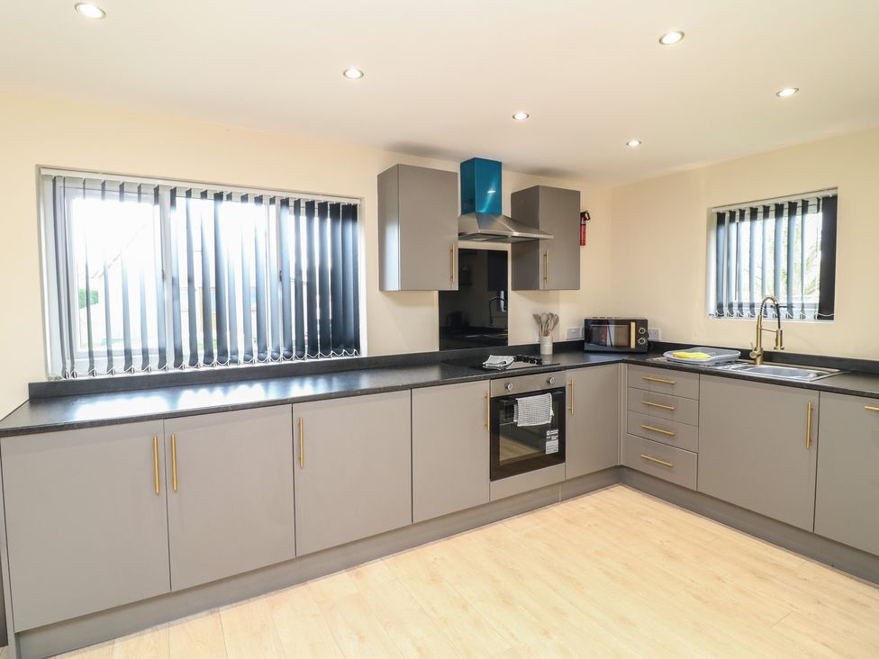 A kitchen with modern appliances and fittings at Poker Lodge in Brigg