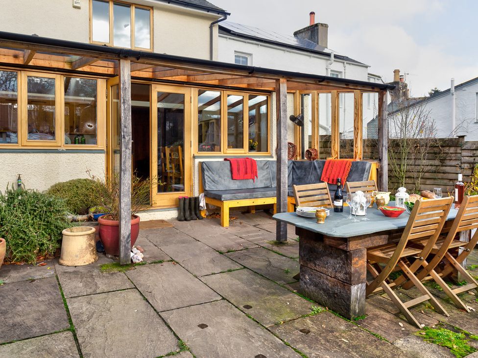 A garden with outdoor furniture and a dining table at Oakdene in Keswick