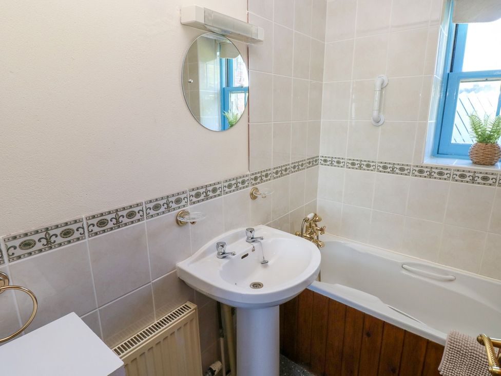 A bathroom with a sink and a bathtub at Casa Mia in Goodwick