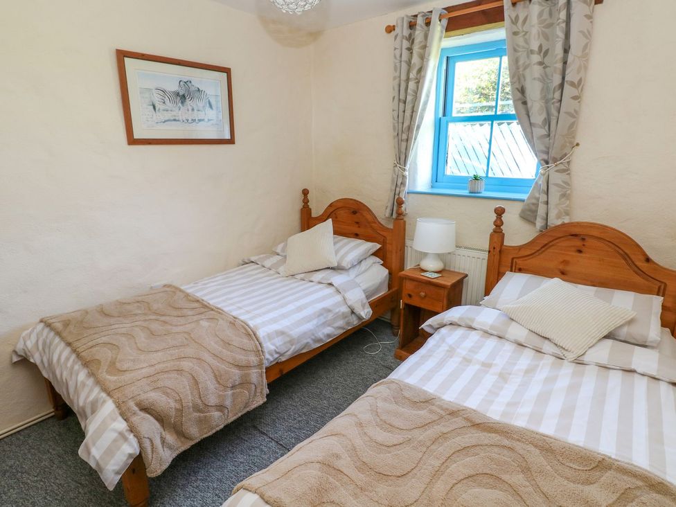 A bedroom with two single beds at Casa Mia in Goodwick