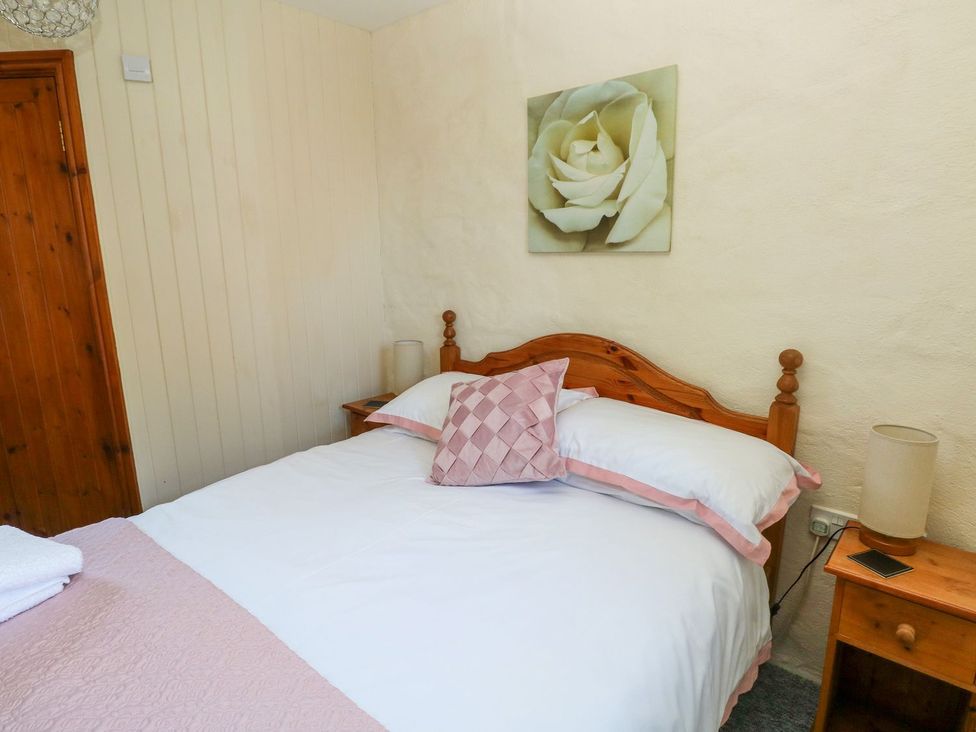 A bedroom with a bed and a nightstand at Casa Mia Goodwick