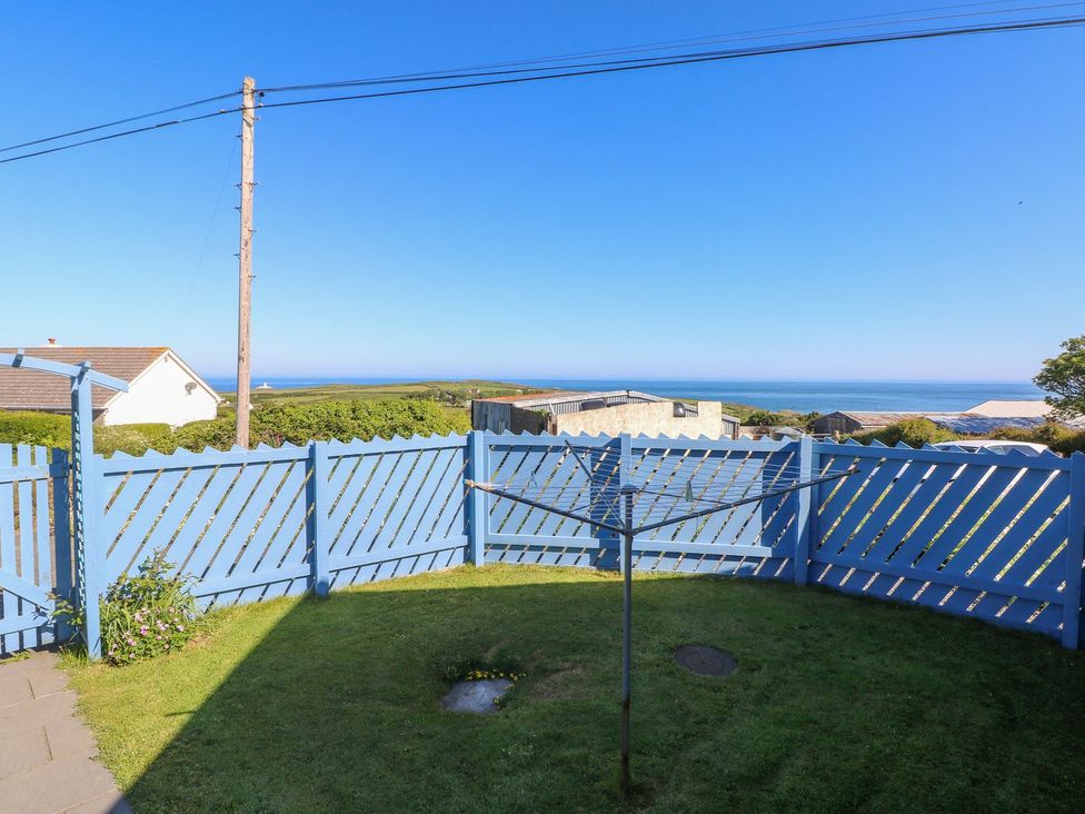 A garden with a clothesline and a view of the sea at Casa Mia Goodwick