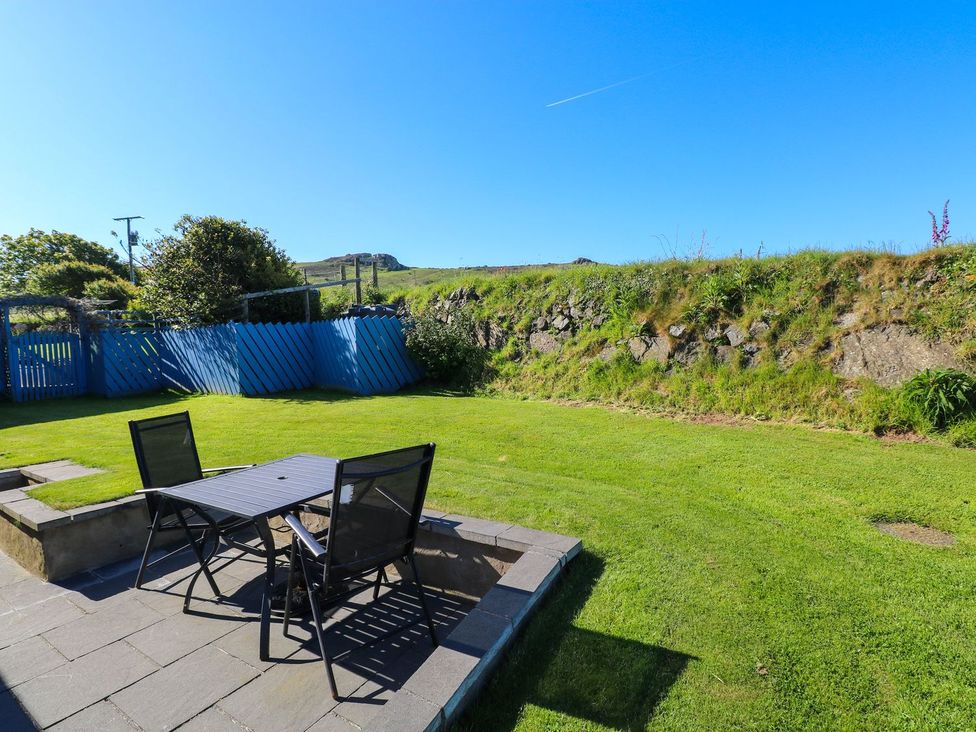 A garden with a table and chairs at Casa Mia in Goodwick