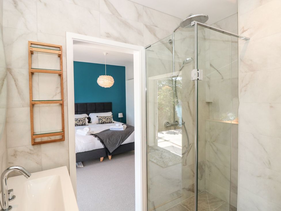 A bathroom with a shower and bathtub at Galvayne in Dartmouth