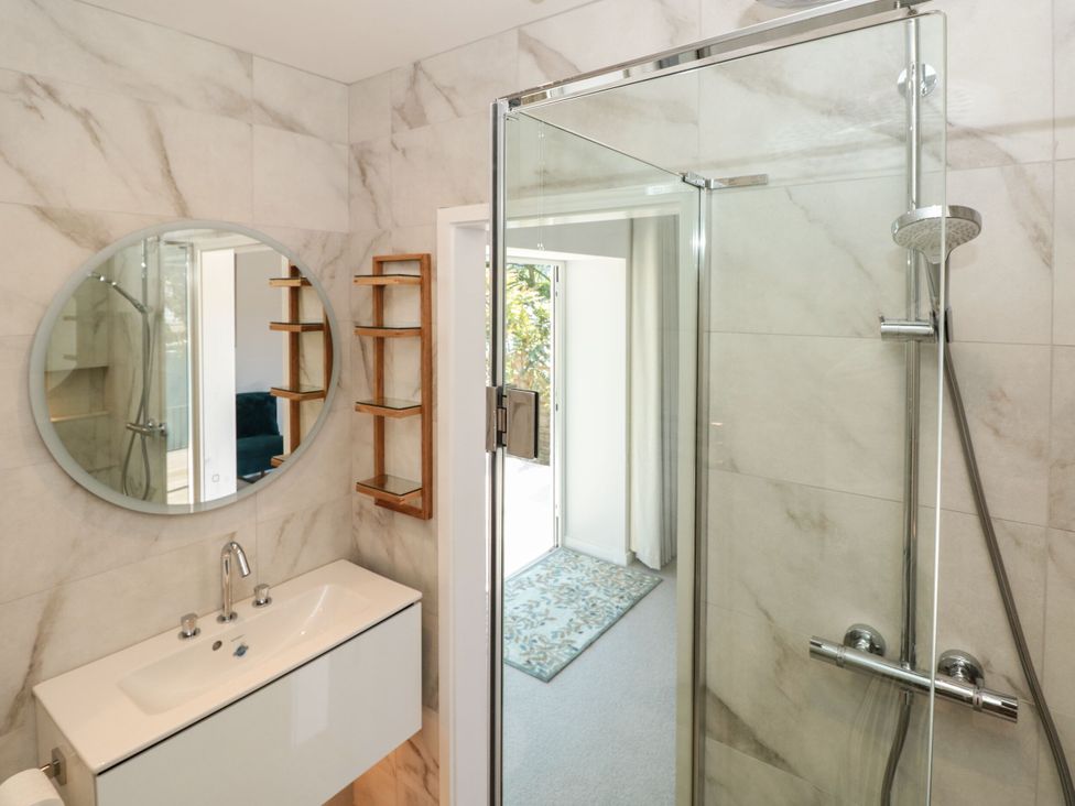 A bathroom with a sink and shower at Galvayne in Dartmouth