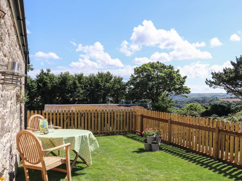 A garden with a table and chairs at The Forge in Falmouth