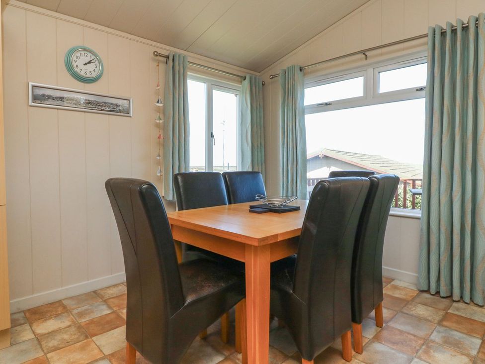 A dining room with a table and chairs at 1 Ocean Terrace in Ilfracombe