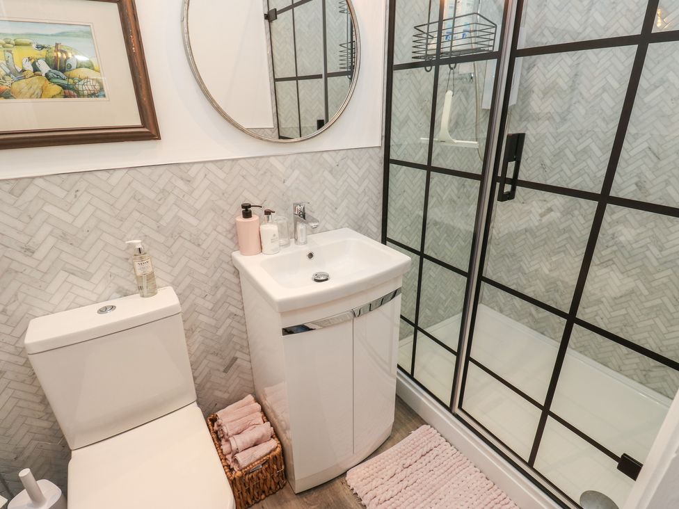 A bathroom with a toilet, sink, and shower at The Summerhouse in 