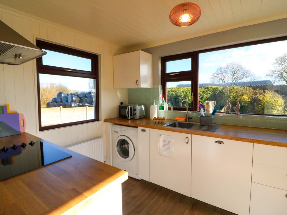 A kitchen with a sink and washing machine at Thadg and Hannah’s in Miltown