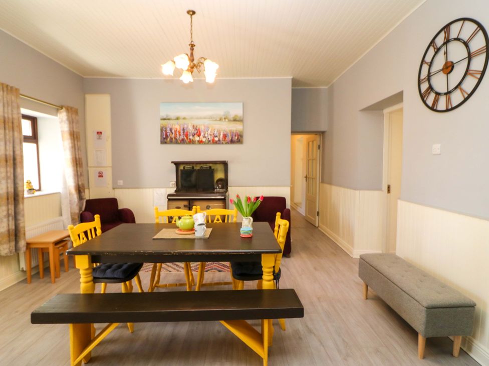 A dining room with a table and chairs at Thadg and Hannah’s in Miltown