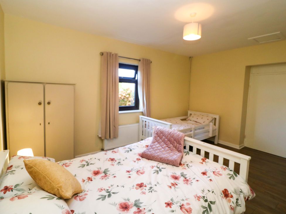 A bedroom with beds and wardrobe at Thadg and Hannah’s in Miltown