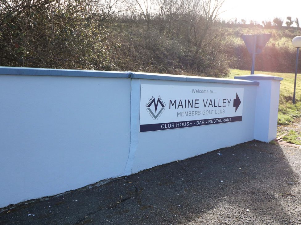A sign for Maine Valley Members Golf Club at Thadg and Hannah’s in Miltown
