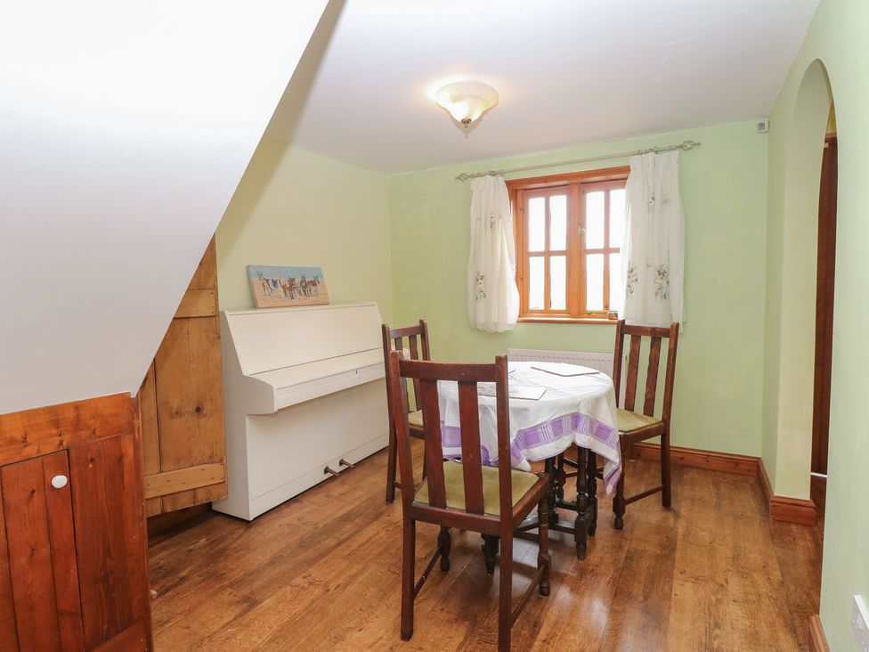 A dining room with a table and chairs at Mabby in Caister-On-Sea