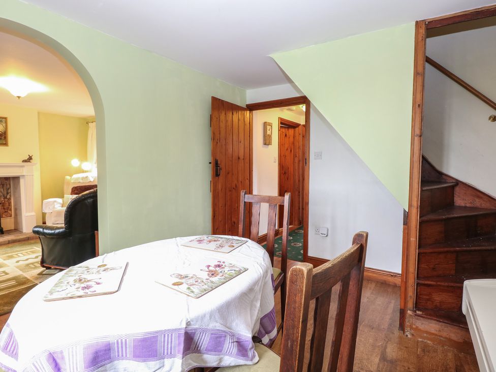 A dining room with a table and chairs at Mabby in Caister-On-Sea