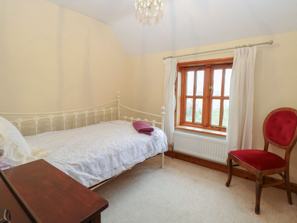 A bedroom with a single bed and a window at Mabby in Caister-On-Sea