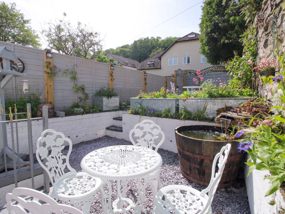 A garden with a table and chairs at Katie's Cottage in Church Stretton