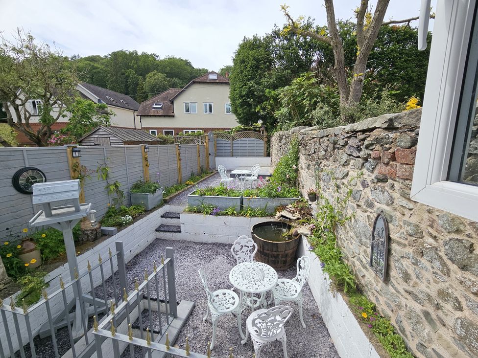 A garden with table and chairs at Katie's Cottage in Church Stretton