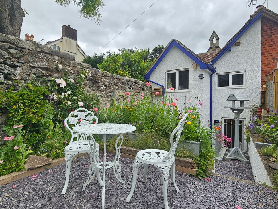 A garden with a table and chairs at Katie's Cottage in Church Stretton