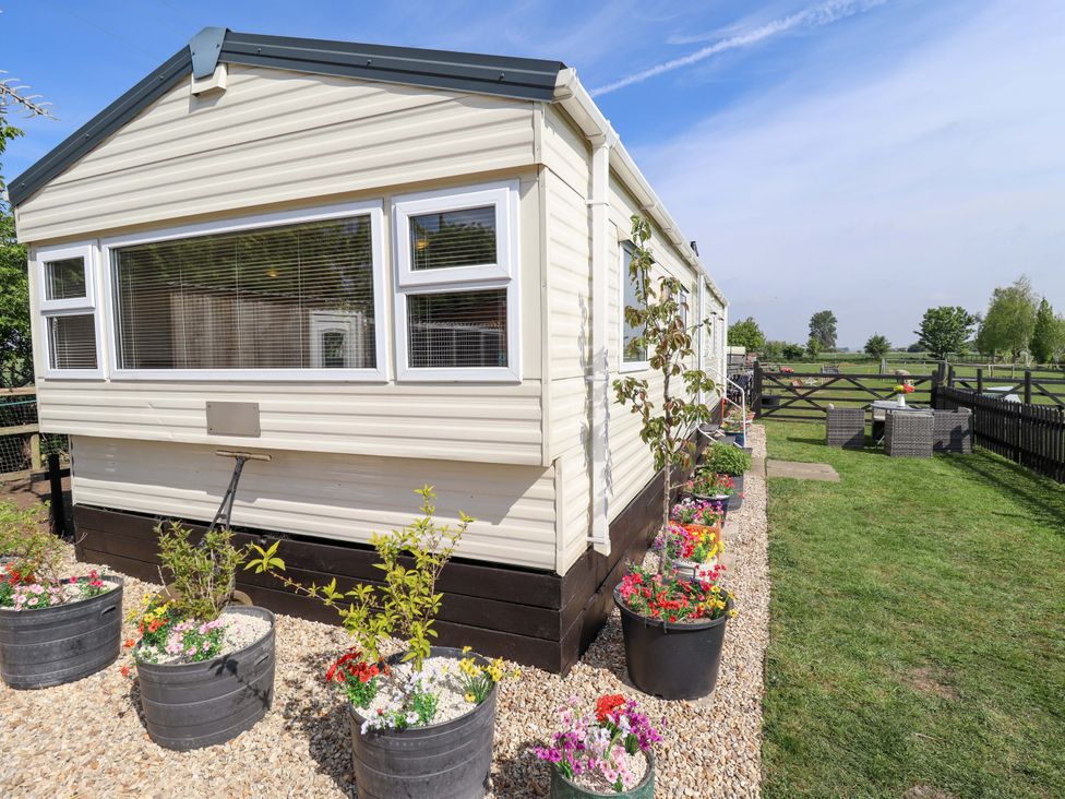 A mobile home surrounded by planters in a garden at Ewe View