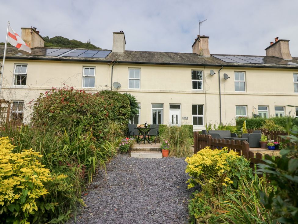 A garden with seating and plants at 8 Railway Cottages in Ulverston