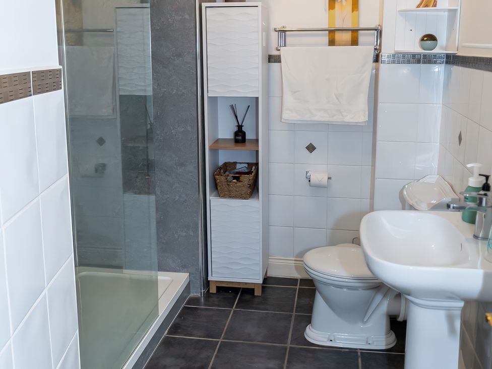 A bathroom with a shower, toilet, and sink at Enniskillen hideaway in Enniskillen