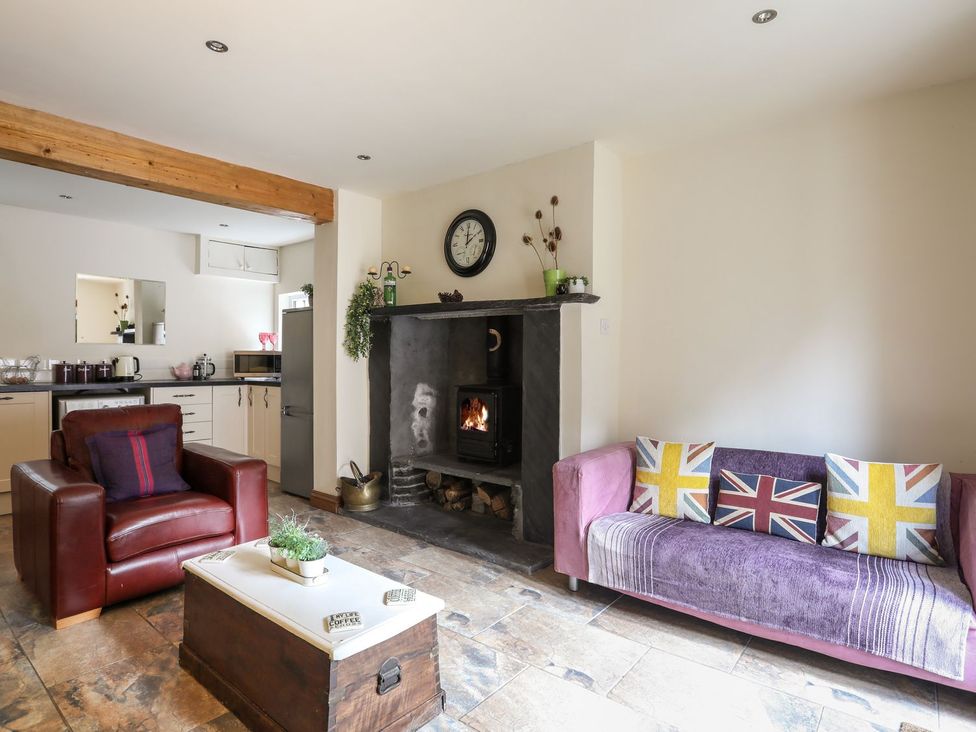 A living room with a fireplace and seating area at Llys Elen in Caernarfon