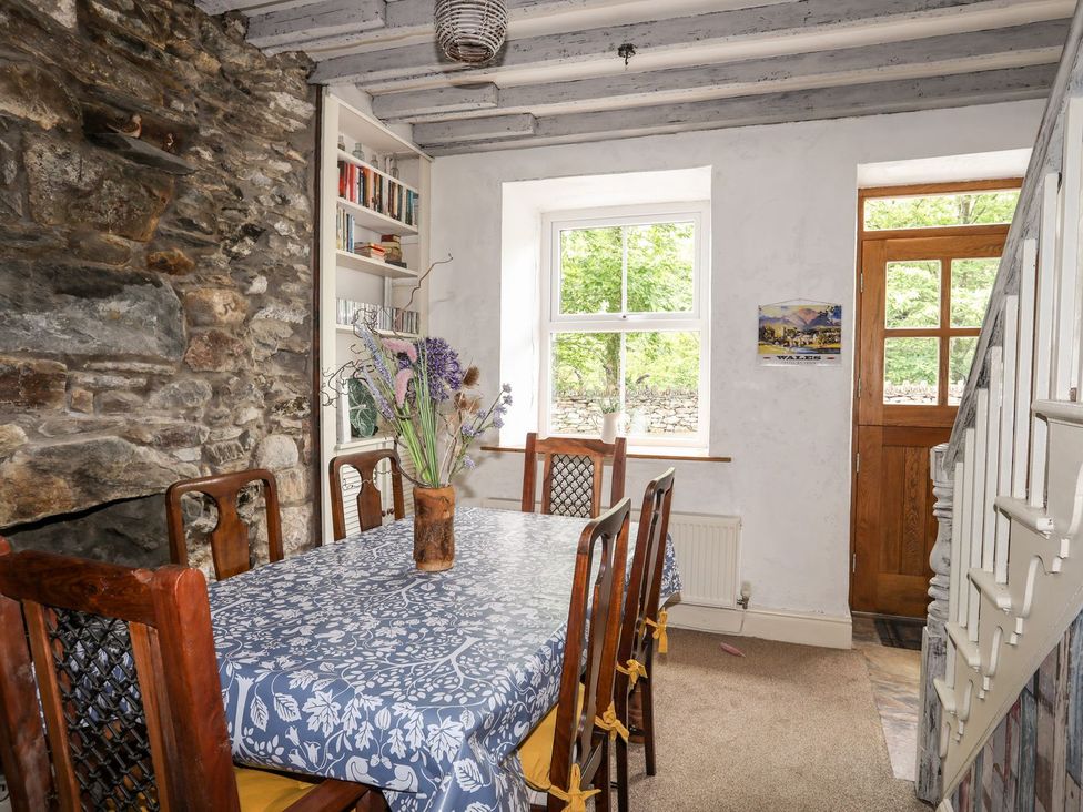 A dining room with a table and chairs at Llys Elen in Caernarfon