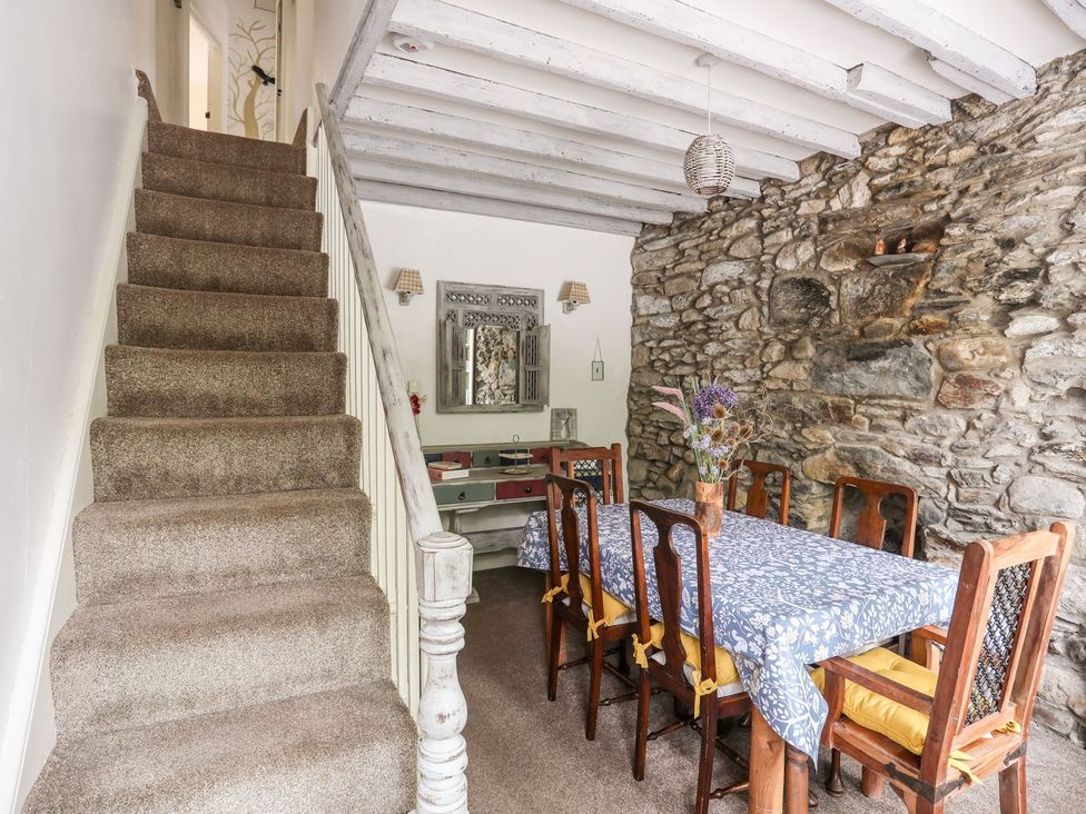 A dining room with a table and chairs at Llys Elen in Caernarfon