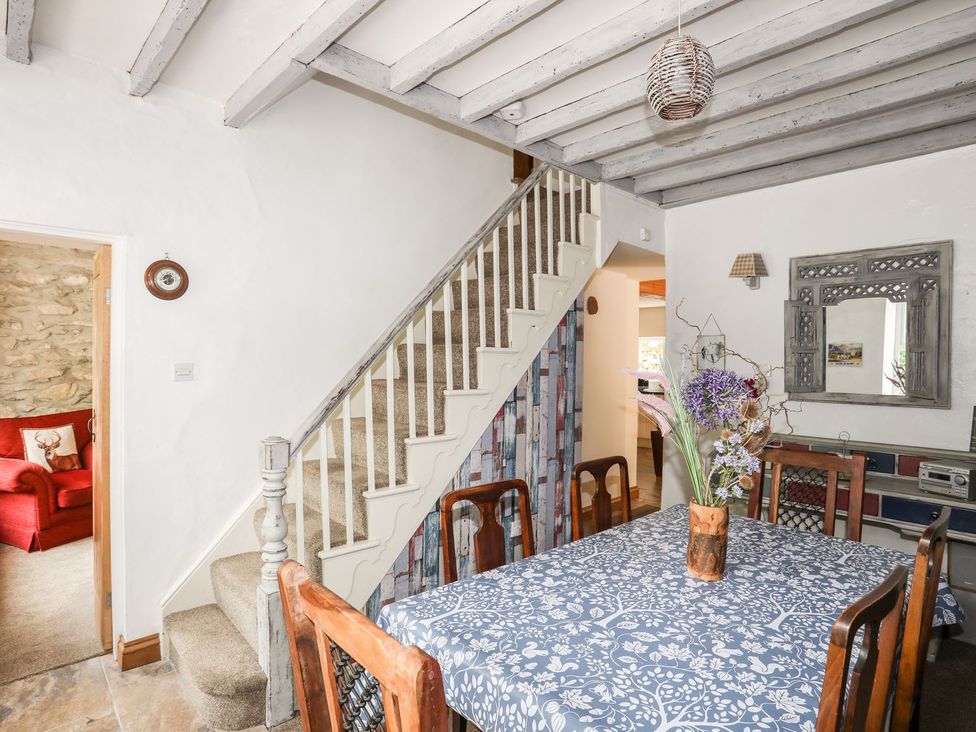 A dining room with a table and chairs at Llys Elen in Caernarfon