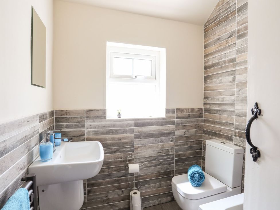 A bathroom with a wash basin and toilet at Llys Elen in Caernarfon