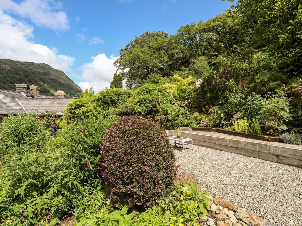 A garden with gravel and plants at Llys Elen in Caernarfon