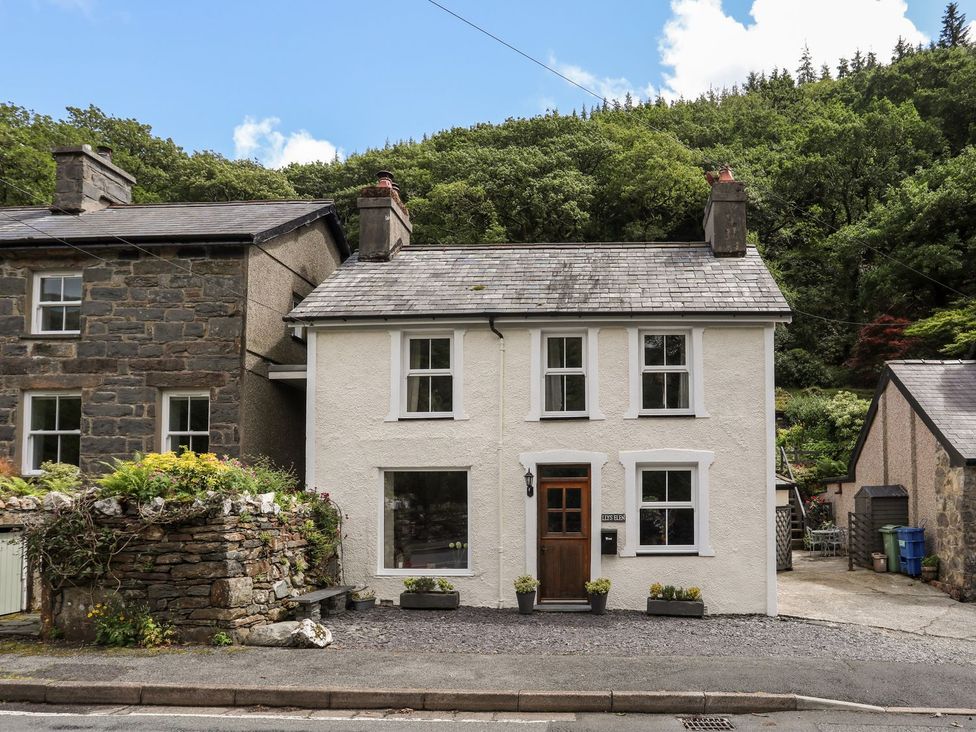 A house with a front door and windows at Llys Elen in Caernarfon