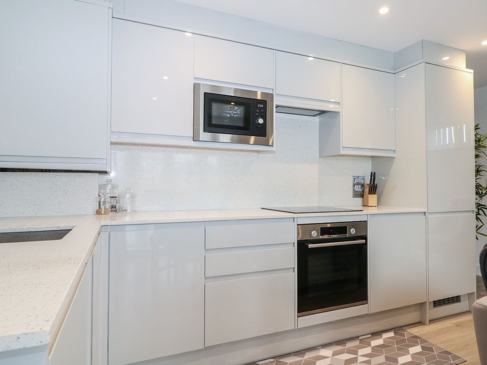 A kitchen with cabinets, microwave, and oven at The Annex in Slough