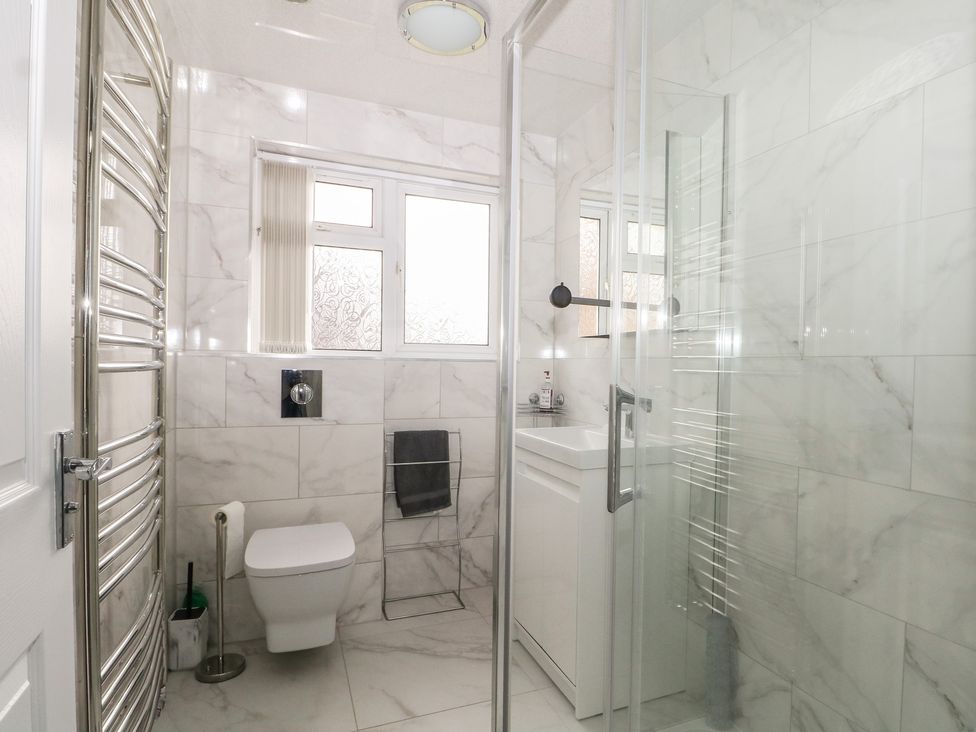 A bathroom with a toilet, shower, and sink at The Annex in Slough