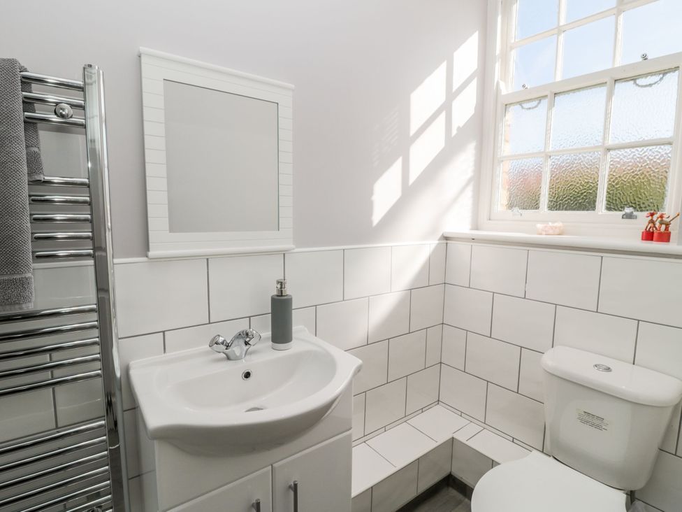 A bathroom with a washbasin and toilet at Sunset Point in Alnwick
