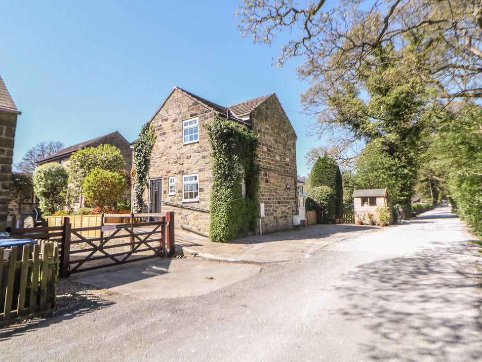 A house with a driveway at Pine Cottage in 