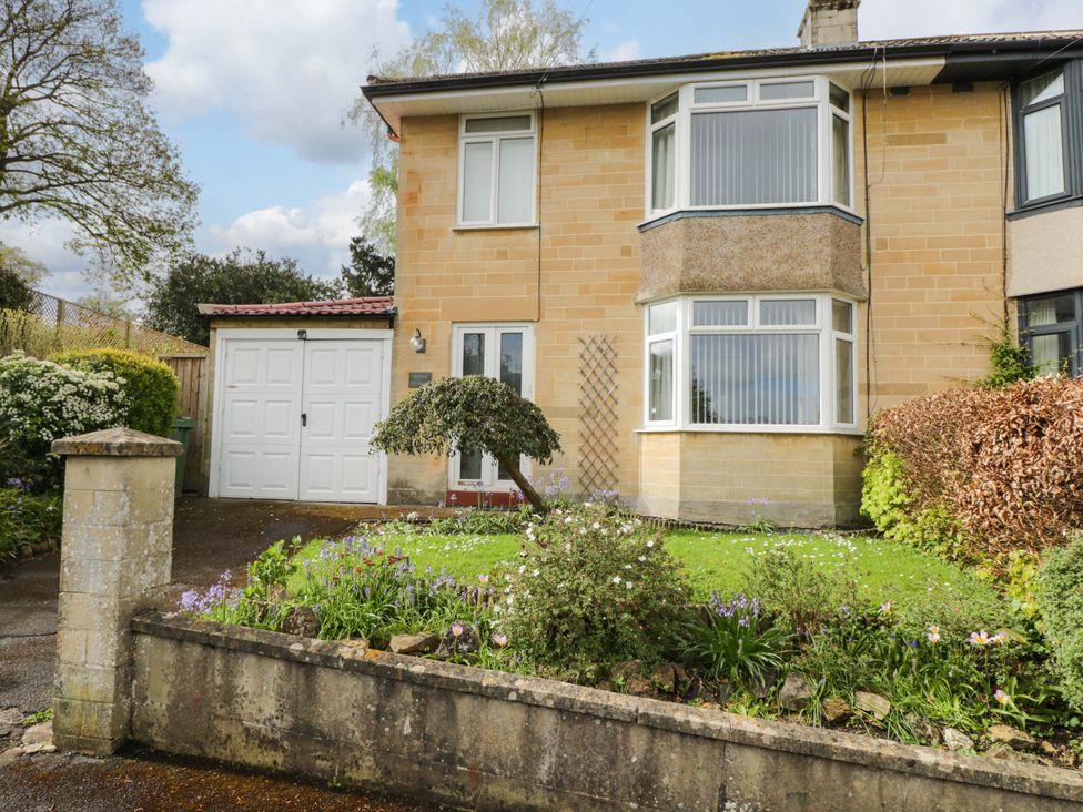 A house with a garage and garden at Highbury in Bath
