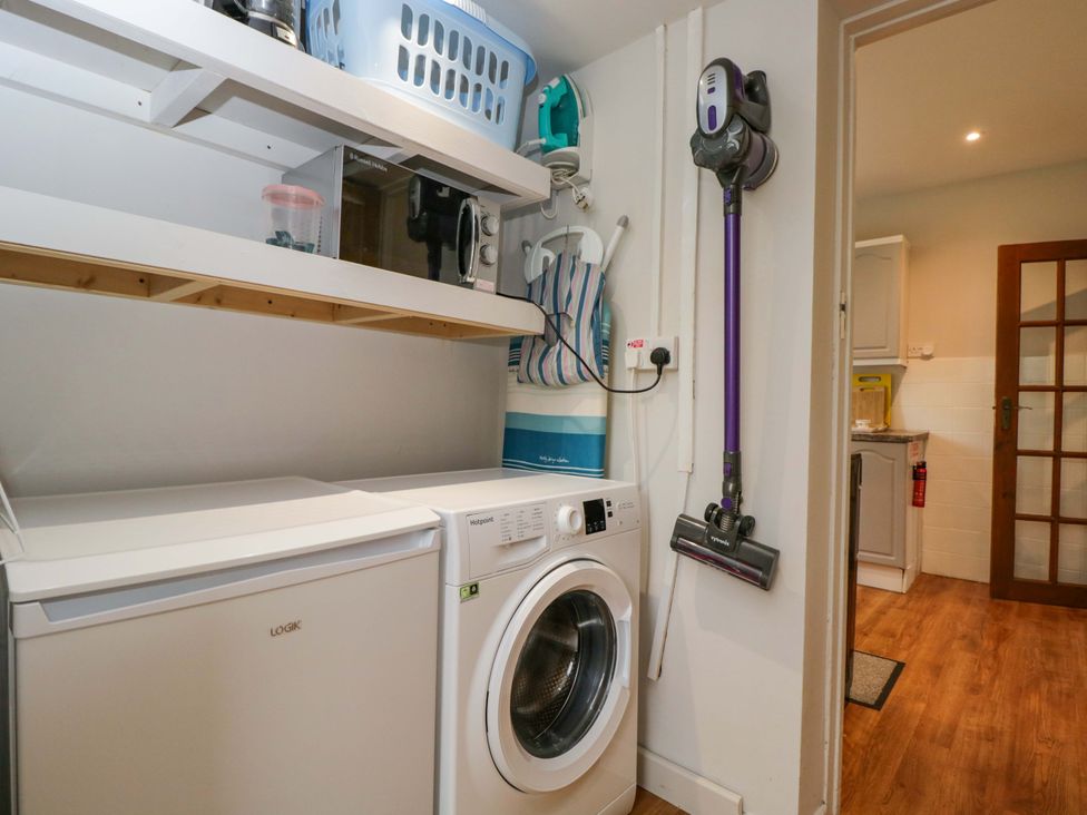A laundry room with washing machine and dryer at Highbury in Bath