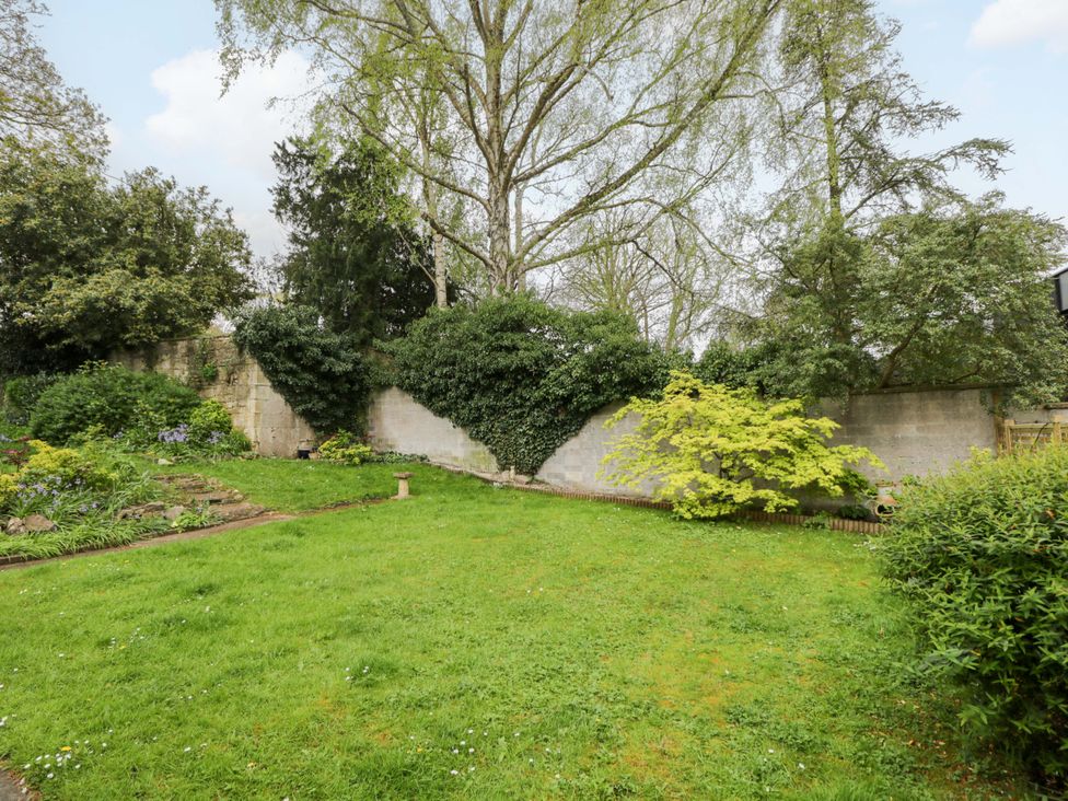 A garden with grass and trees at Highbury in Bath