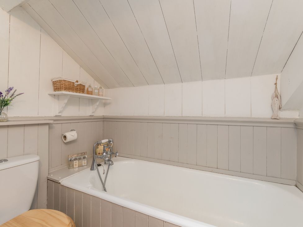 A bathroom with a bath tub and toilet at Englewood Cottage in Allenheads