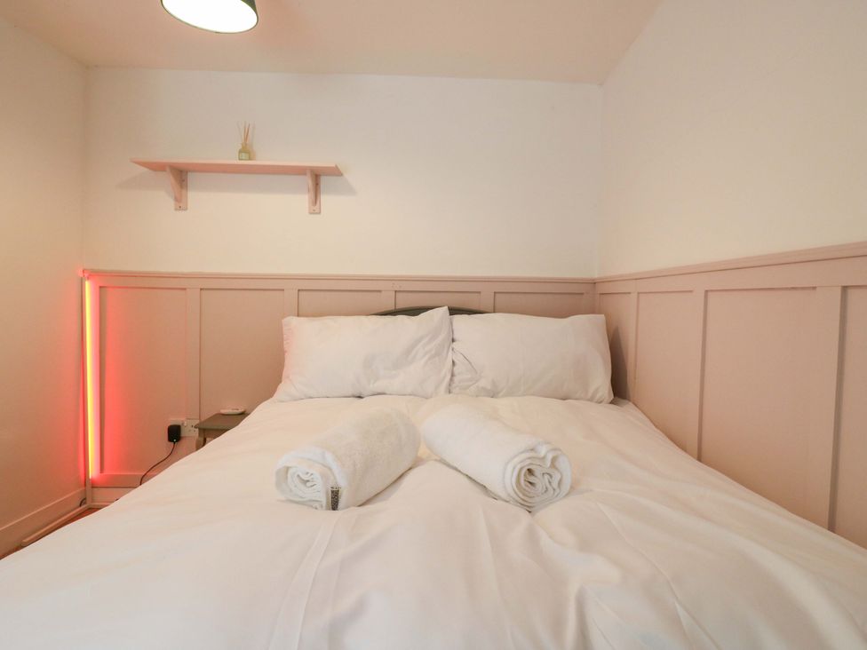 A bedroom with a bed and towels at 7 Athol Terrace