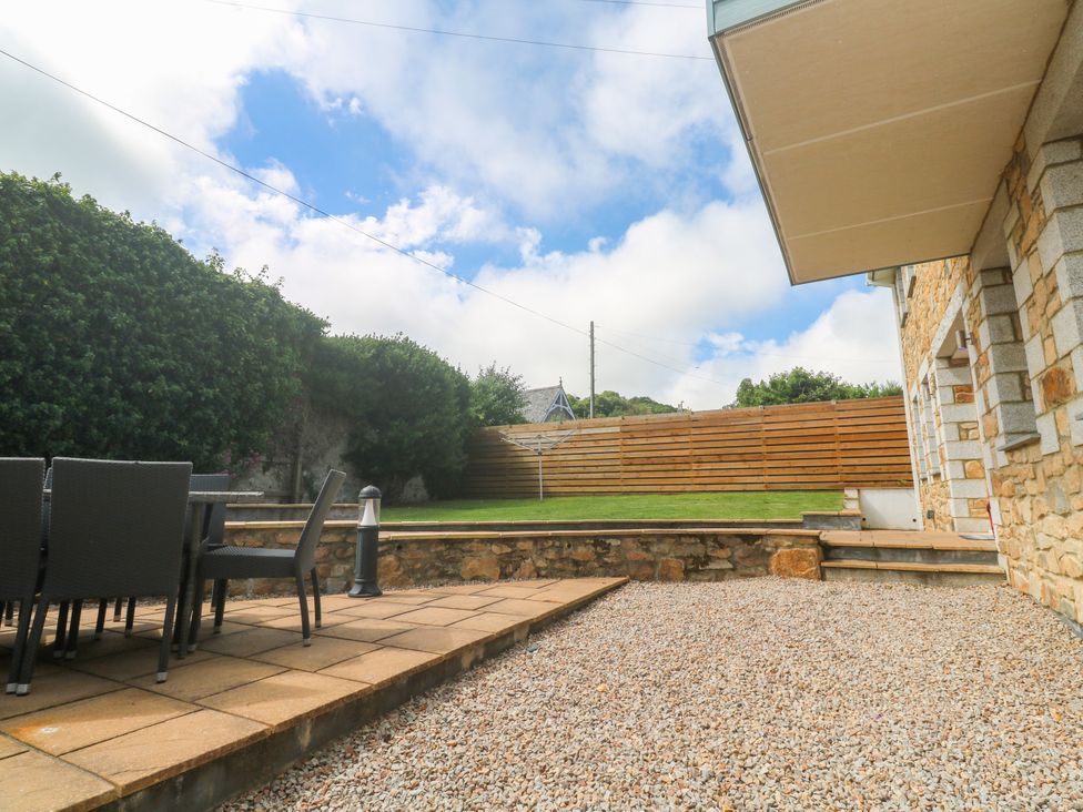 A garden with a table and chairs at Rosevale Villa St Ives
