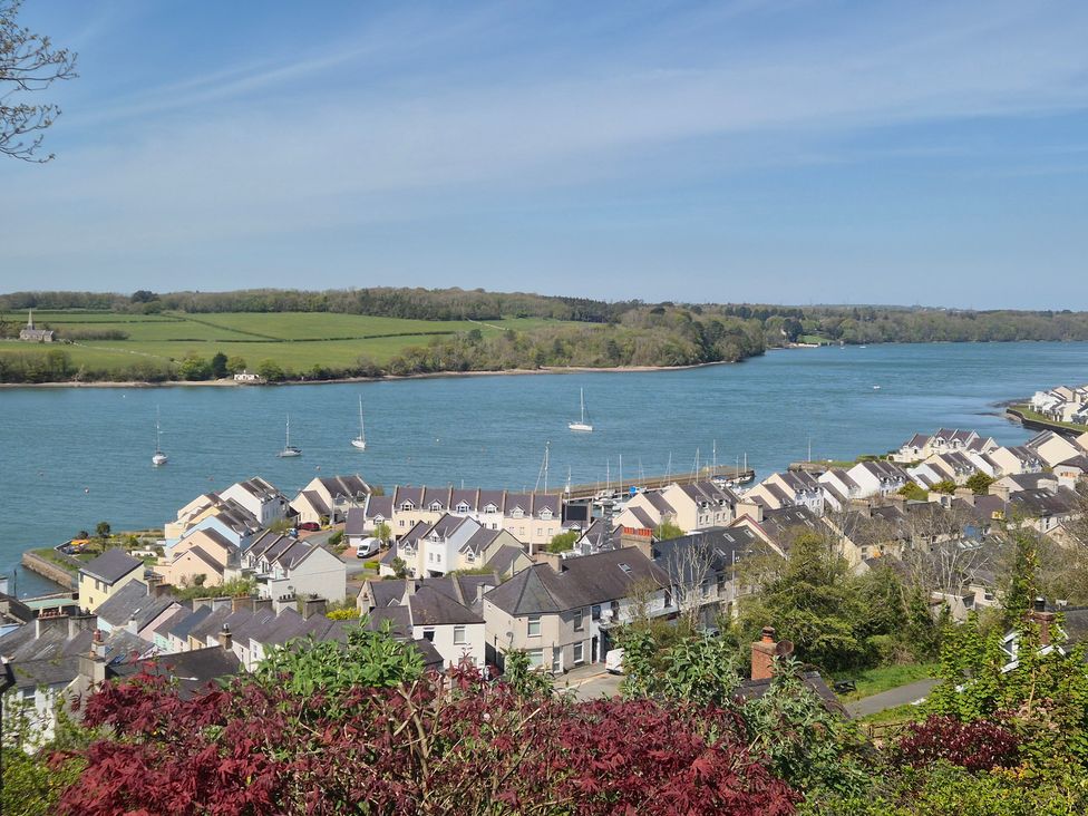 A view of houses and a river with boats at Bryn Y Felin in Y Felinheli