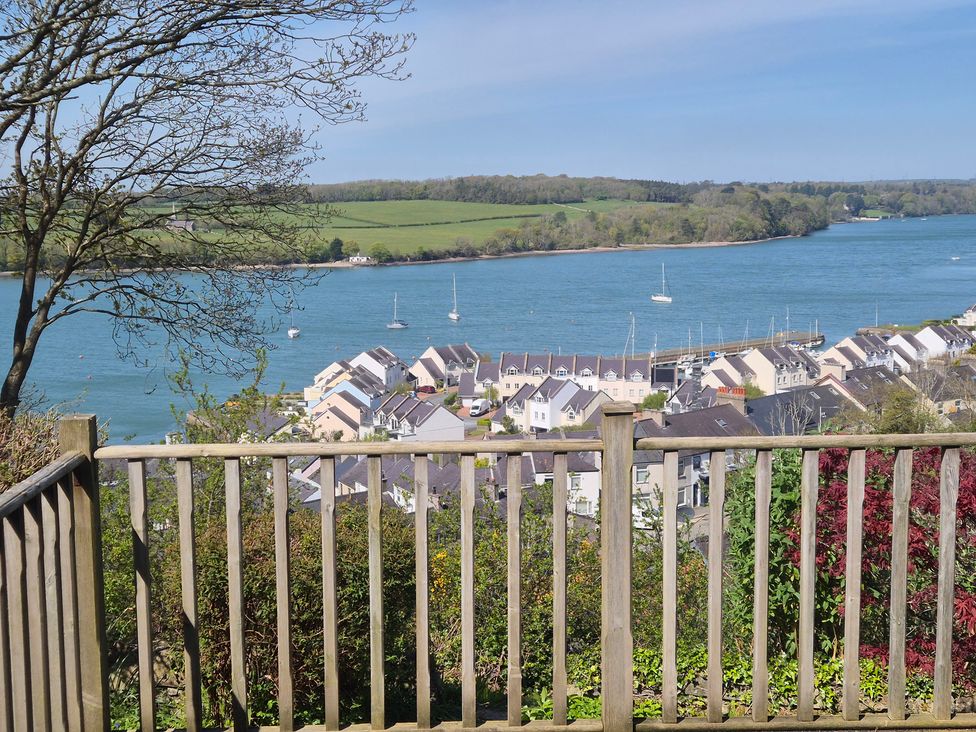 View of water and houses from an outdoor area at Bryn Y Felin in Y Felinheli