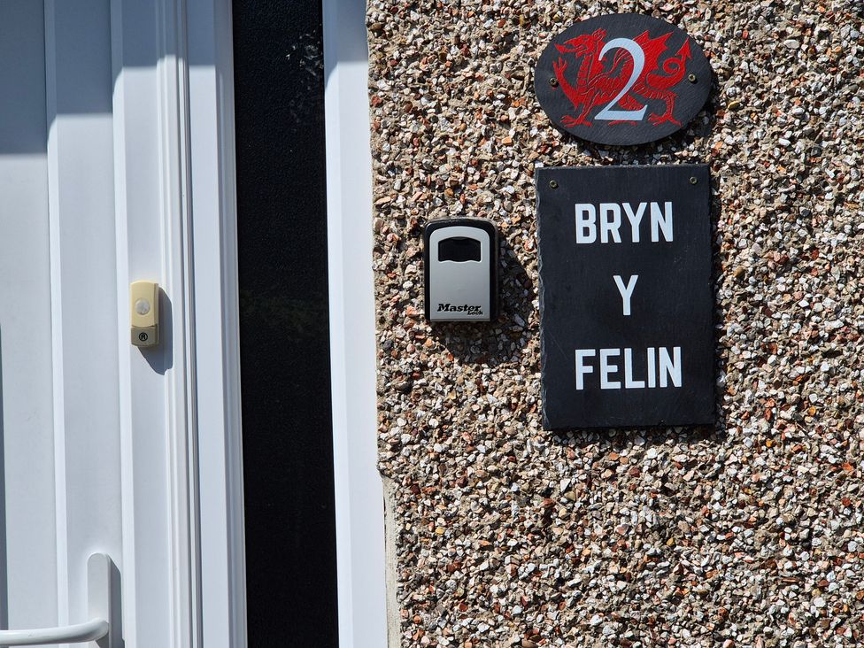 A house number and nameplate on a wall at Bryn Y Felin in Y Felinheli
