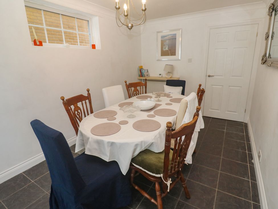 A dining room with a table and chairs at 16 Forth An Nance in Portreath