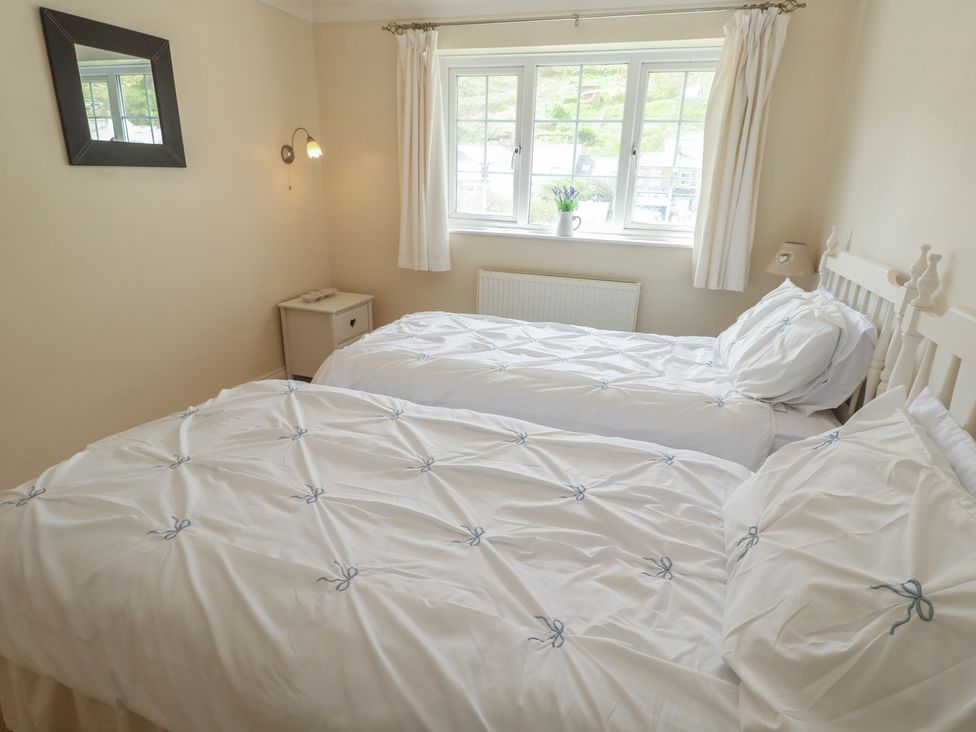 A bedroom with two beds at 16 Forth An Nance in Portreath
