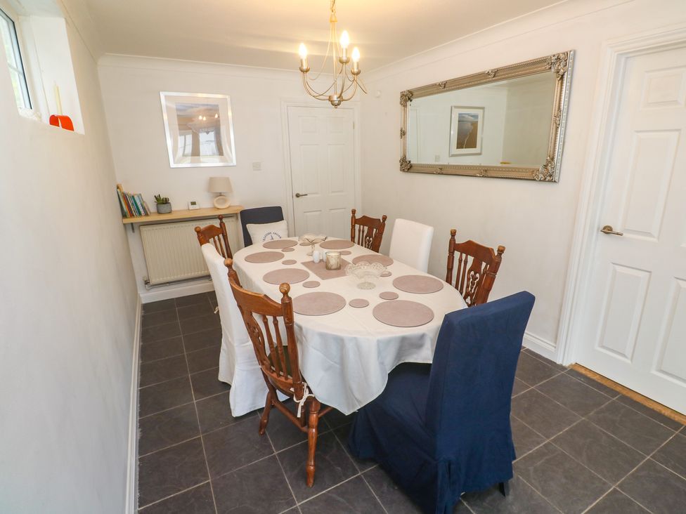 A dining room with a table and chairs at 16 Forth An Nance, Portreath