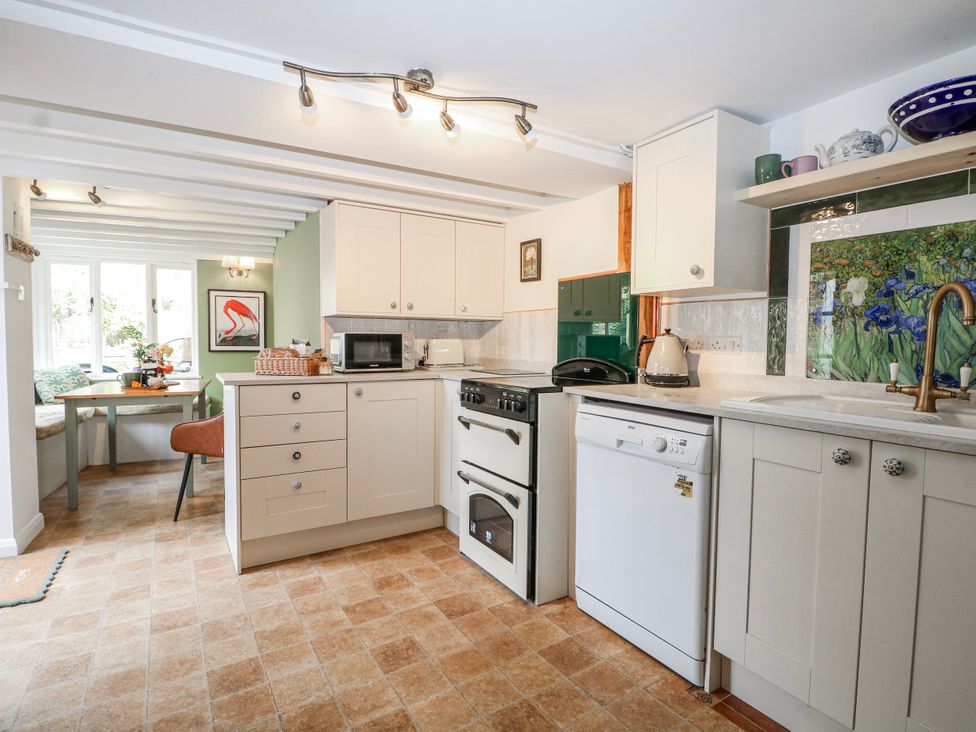 A kitchen with cabinets and appliances at 7 Chapel Hill Quinc Cottage in Lewes